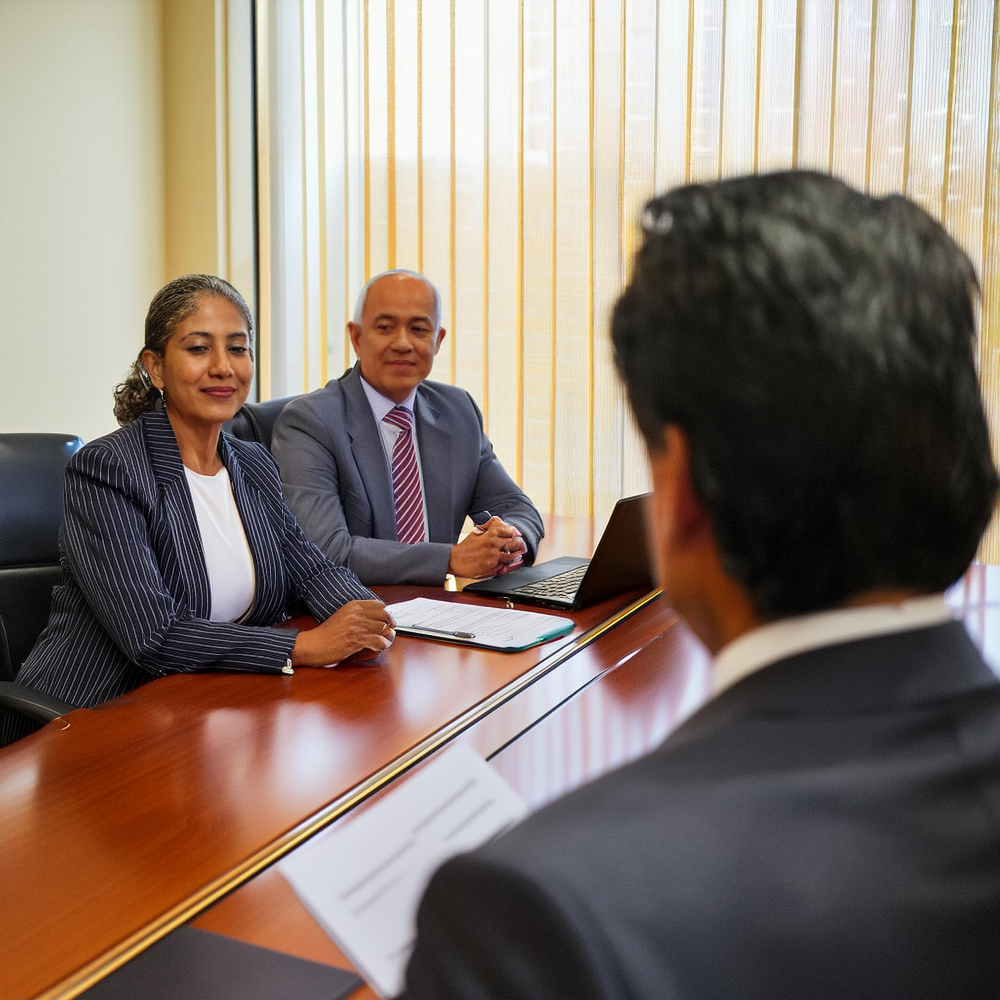 Equipo de Legal Abogados durante una consulta jurídica